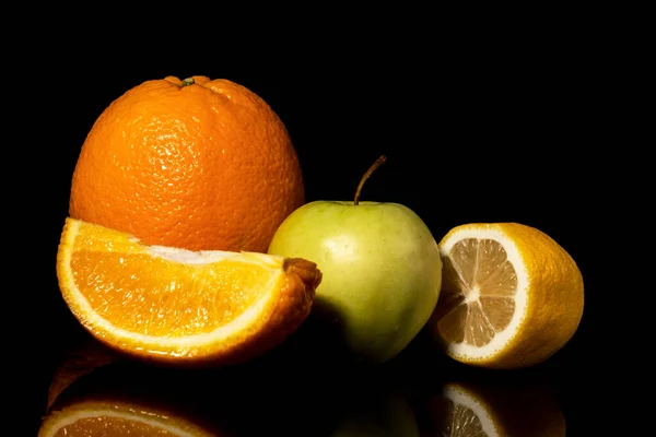 Maçãs Laranjas Frutas Com Gotas Salpicos Água Fundo Preto — Fotografia de Stock