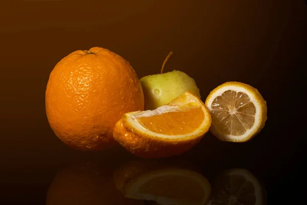 Maçãs Laranjas Frutas Com Gotas Salpicos Água Fundo Preto — Fotografia de Stock