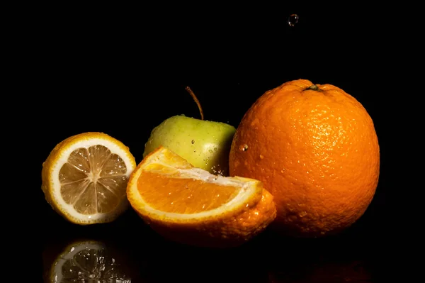 Maçãs Laranjas Frutas Com Gotas Salpicos Água Fundo Preto — Fotografia de Stock