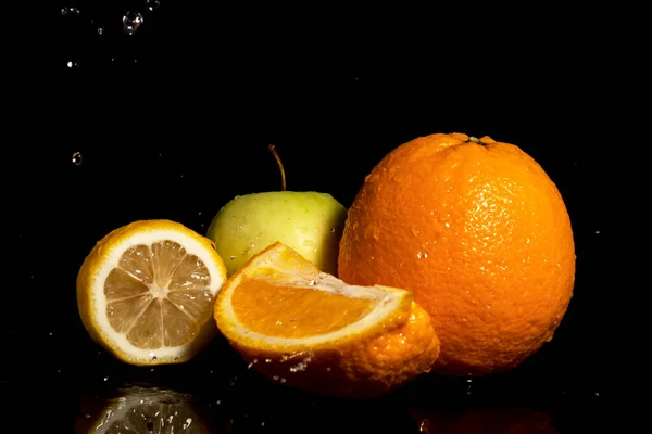 Μήλα Και Πορτοκάλια Φρούτα Σταγόνες Και Πιτσιλιές Νερού Μαύρο Φόντο — Φωτογραφία Αρχείου
