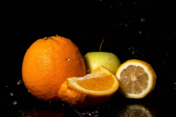 Μήλα Και Πορτοκάλια Φρούτα Σταγόνες Και Πιτσιλιές Νερού Μαύρο Φόντο — Φωτογραφία Αρχείου