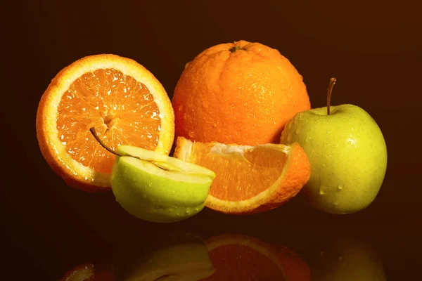Яблука Апельсини Фрукти Краплями Бризками Води Чорному Тлі — стокове фото