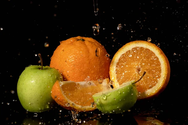 Äpplen Och Apelsiner Frukt Med Droppar Och Stänk Vatten Svart — Stockfoto