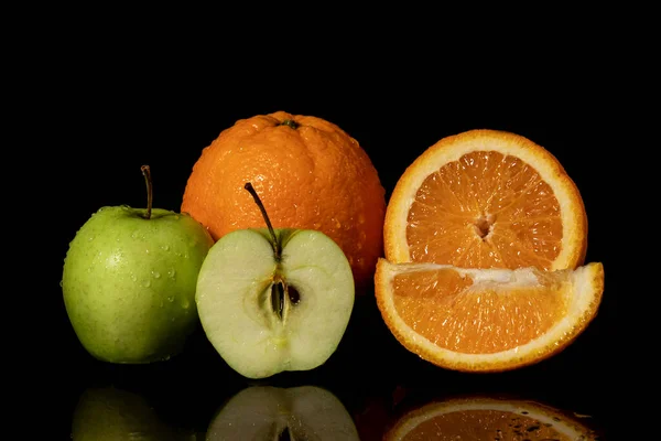 Maçãs Laranjas Frutas Com Gotas Salpicos Água Fundo Preto — Fotografia de Stock