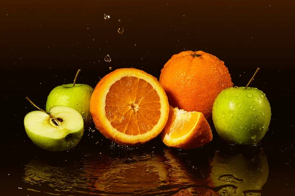 Яблоки Апельсины Фрукты Капельками Брызги Воды Черном Фоне — стоковое фото