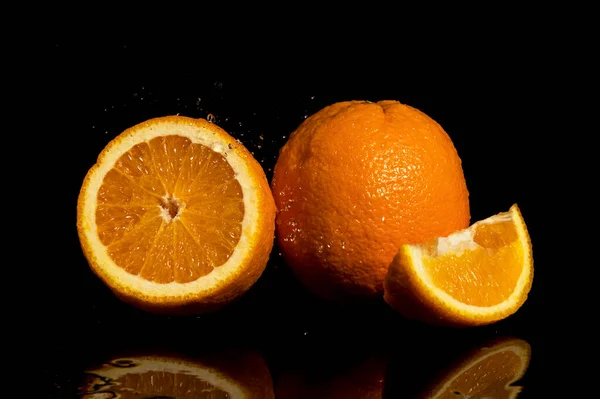 Apelsiner Frukt Med Droppar Och Stänk Vatten Svart Bakgrund — Stockfoto