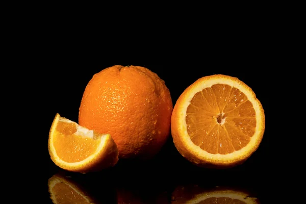 Orangenfrüchte Mit Tropfen Und Wasserspritzern Auf Schwarzem Hintergrund — Stockfoto