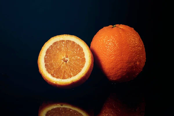 Narancs Gyümölcs Cseppekkel Fröccsenő Víz Fekete Alapon — Stock Fotó