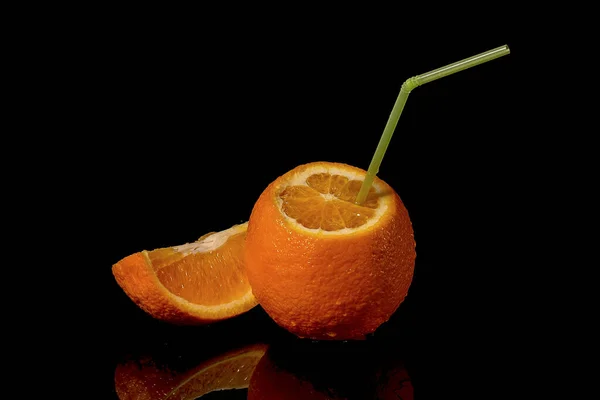 Πορτοκάλια Φρούτα Σωλήνες Χυμού Σταγόνες Και Πιτσιλιές Νερού Μαύρο Φόντο — Φωτογραφία Αρχείου