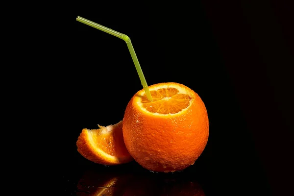 Πορτοκάλια Φρούτα Σωλήνες Χυμού Σταγόνες Και Πιτσιλιές Νερού Μαύρο Φόντο — Φωτογραφία Αρχείου