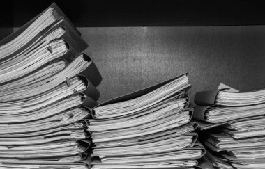 Belgeler arşivde duruyor. Belgeler arşiv odasının raflarında. Ofis rafları dosyalarla dolu dolapta. siyah beyaz fotoğraf