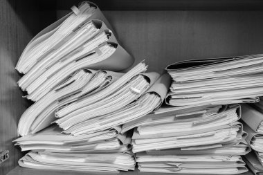 Belgeler arşivde duruyor. Belgeler arşiv odasının raflarında. Ofis rafları dosyalarla dolu dolapta. siyah beyaz fotoğraf