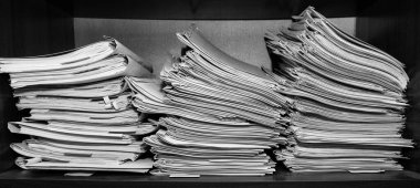 Belgeler arşivde duruyor. Belgeler arşiv odasının raflarında. Ofis rafları dosyalarla dolu dolapta. siyah beyaz fotoğraf