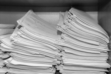 Belgeler arşivde duruyor. Belgeler arşiv odasının raflarında. Ofis rafları dosyalarla dolu dolapta. siyah beyaz fotoğraf