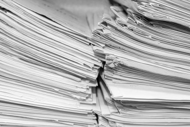 Belgeler arşivde duruyor. Belgeler arşiv odasının raflarında. Ofis rafları dosyalarla dolu dolapta. siyah beyaz fotoğraf