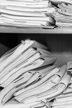 Belgeler arşivde duruyor. Belgeler arşiv odasının raflarında. Ofis rafları dosyalarla dolu dolapta. siyah beyaz fotoğraf