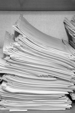 Belgeler arşivde duruyor. Belgeler arşiv odasının raflarında. Ofis rafları dosyalarla dolu dolapta. siyah beyaz fotoğraf