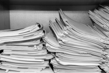 Belgeler arşivde duruyor. Belgeler arşiv odasının raflarında. Ofis rafları dosyalarla dolu dolapta. siyah beyaz fotoğraf