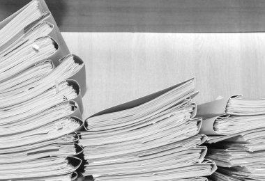 Belgeler arşivde duruyor. Belgeler arşiv odasının raflarında. Ofis rafları dosyalarla dolu dolapta. siyah beyaz fotoğraf