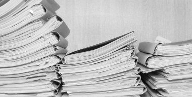 Belgeler arşivde duruyor. Belgeler arşiv odasının raflarında. Ofis rafları dosyalarla dolu dolapta. siyah beyaz fotoğraf