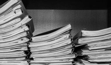 Belgeler arşivde duruyor. Belgeler arşiv odasının raflarında. Ofis rafları dosyalarla dolu dolapta. siyah beyaz fotoğraf