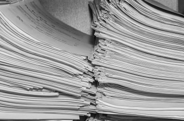 Belgeler arşivde duruyor. Belgeler arşiv odasının raflarında. Ofis rafları dosyalarla dolu dolapta. siyah beyaz fotoğraf