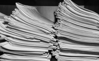 Belgeler arşivde duruyor. Belgeler arşiv odasının raflarında. Ofis rafları dosyalarla dolu dolapta. siyah beyaz fotoğraf