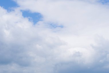 Hava ve kabarık bulutlar mavi gökyüzünde güneşli bir günde, arka plan dokusu