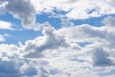 Hava ve kabarık bulutlar mavi gökyüzünde güneşli bir günde, arka plan dokusu