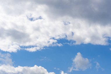 Hava ve kabarık bulutlar mavi gökyüzünde güneşli bir günde, arka plan dokusu
