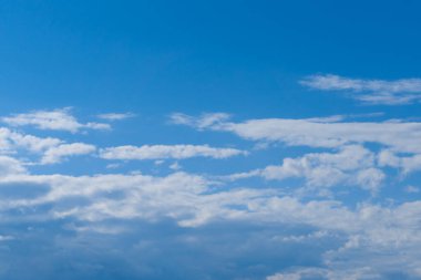 Hava ve kabarık bulutlar mavi gökyüzünde güneşli bir günde, arka plan dokusu