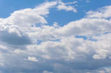 Hava ve kabarık bulutlar mavi gökyüzünde güneşli bir günde, arka plan dokusu