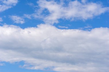 Hava ve kabarık bulutlar mavi gökyüzünde güneşli bir günde, arka plan dokusu