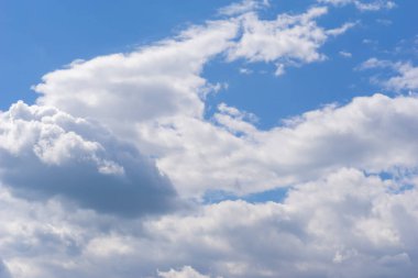Hava ve kabarık bulutlar mavi gökyüzünde güneşli bir günde, arka plan dokusu