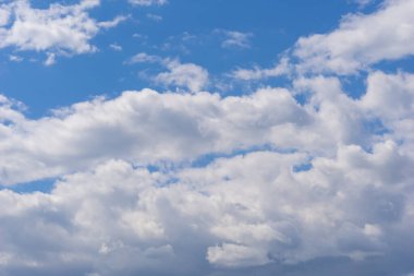Hava ve kabarık bulutlar mavi gökyüzünde güneşli bir günde, arka plan dokusu
