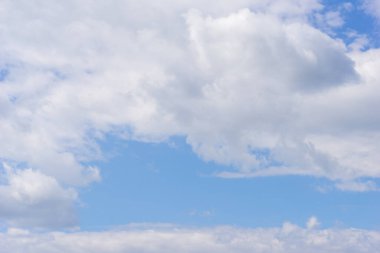 Hava ve kabarık bulutlar mavi gökyüzünde güneşli bir günde, arka plan dokusu