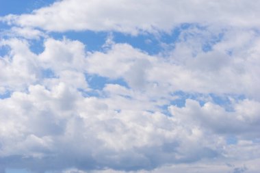 Hava ve kabarık bulutlar mavi gökyüzünde güneşli bir günde, arka plan dokusu