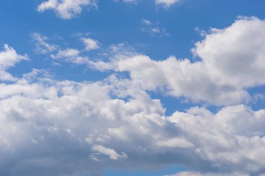 Hava ve kabarık bulutlar mavi gökyüzünde güneşli bir günde, arka plan dokusu
