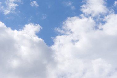 Hava ve kabarık bulutlar mavi gökyüzünde güneşli bir günde, arka plan dokusu