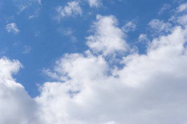 Hava ve kabarık bulutlar mavi gökyüzünde güneşli bir günde, arka plan dokusu