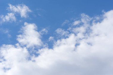 Hava ve kabarık bulutlar mavi gökyüzünde güneşli bir günde, arka plan dokusu