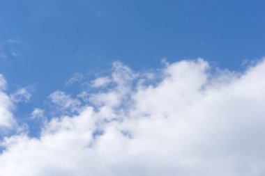 Hava ve kabarık bulutlar mavi gökyüzünde güneşli bir günde, arka plan dokusu