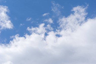 Hava ve kabarık bulutlar mavi gökyüzünde güneşli bir günde, arka plan dokusu