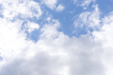 Hava ve kabarık bulutlar mavi gökyüzünde güneşli bir günde, arka plan dokusu