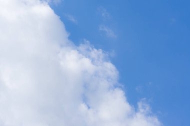 Hava ve kabarık bulutlar mavi gökyüzünde güneşli bir günde, arka plan dokusu