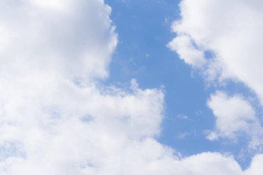 Hava ve kabarık bulutlar mavi gökyüzünde güneşli bir günde, arka plan dokusu