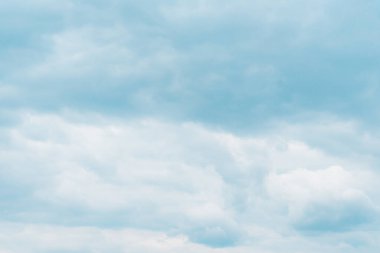 Hava ve kabarık bulutlar mavi gökyüzünde güneşli bir günde, arka plan dokusu