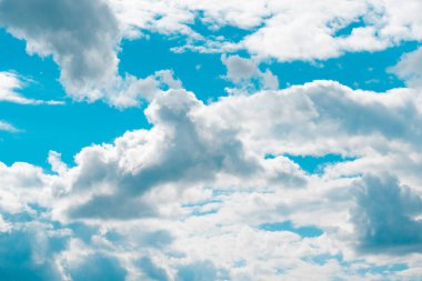 Hava ve kabarık bulutlar mavi gökyüzünde güneşli bir günde, arka plan dokusu