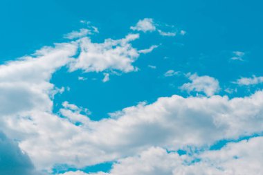 Hava ve kabarık bulutlar mavi gökyüzünde güneşli bir günde, arka plan dokusu