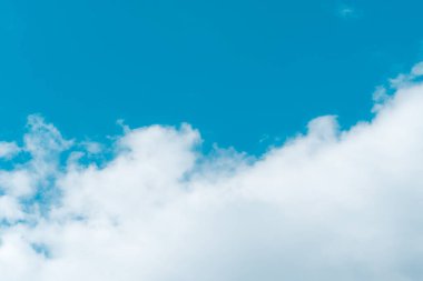 Hava ve kabarık bulutlar mavi gökyüzünde güneşli bir günde, arka plan dokusu